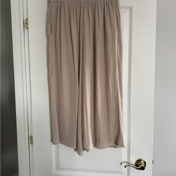 Zara elegant wide leg pants. Light, airy. Rise15” and the inseam22”leg end 17.5 - Picture 1 of 7
